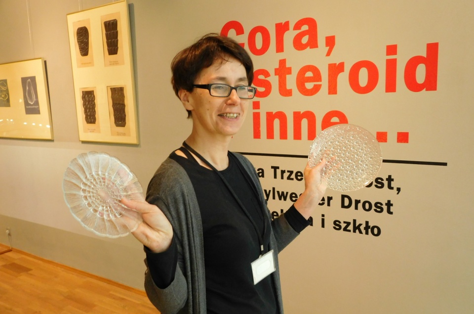 Dr Joanna Filipczyk na wystawie porcelany i szkła Eryki i Jana Drostów [fot. Barbara Tyslik]