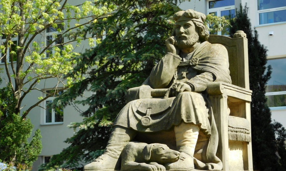 Pomnik księcia Jana Dobrego przed budynkiem Uniwersytetu Opolskiego przy ulicy Oleskiej w Opolu [fot. Barbara Tyslik]
