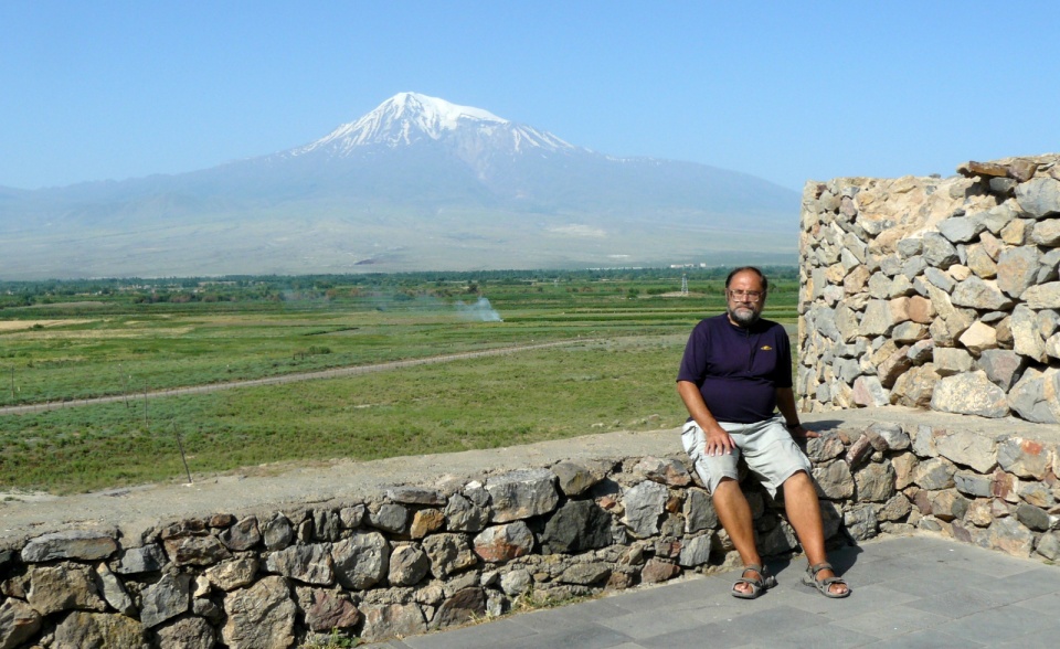 Jacek Michalski w Khor Virap z widokiem na Ararat [fot. archiwum J. Michalskiego]
