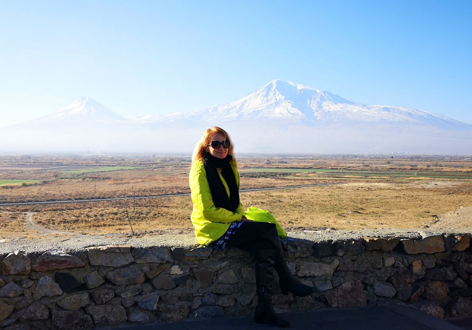 Na zdj. Renata Matusiak z widokiem na Ararat z klasztoru Chor Virap w pobliżu granicy z Turcją [fot. arch. prywatne R. Matusiak]