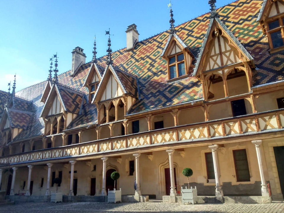 Dekoracyjne, zabytkowe pokrycia dachowe w Burgundii [fot. Łukasz Chyż]