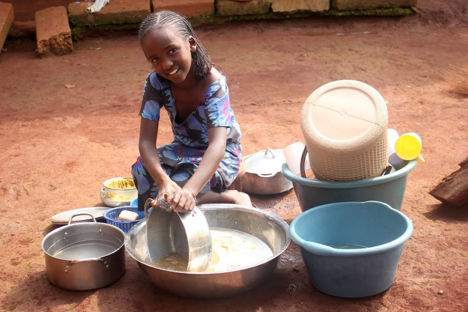 Dziewczynka z plemienia Mbororo przy zmywaniu naczyń [fot. Renata Matusiak]