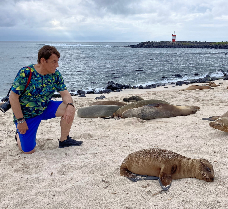 Janusz Słodczyk na Galapagos. Obok lwy morskie na plaży wyspy San Cristobal [fot. archiwum pryw. J. Słodczyka]