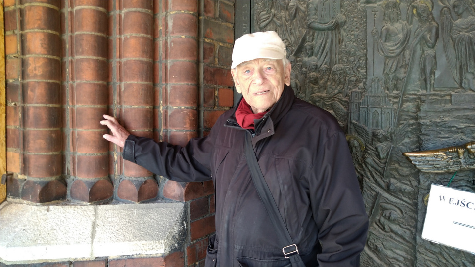 Andrzej Hamada przy portalu w opolskiej katedrze [fot. Barbara Tyslik]