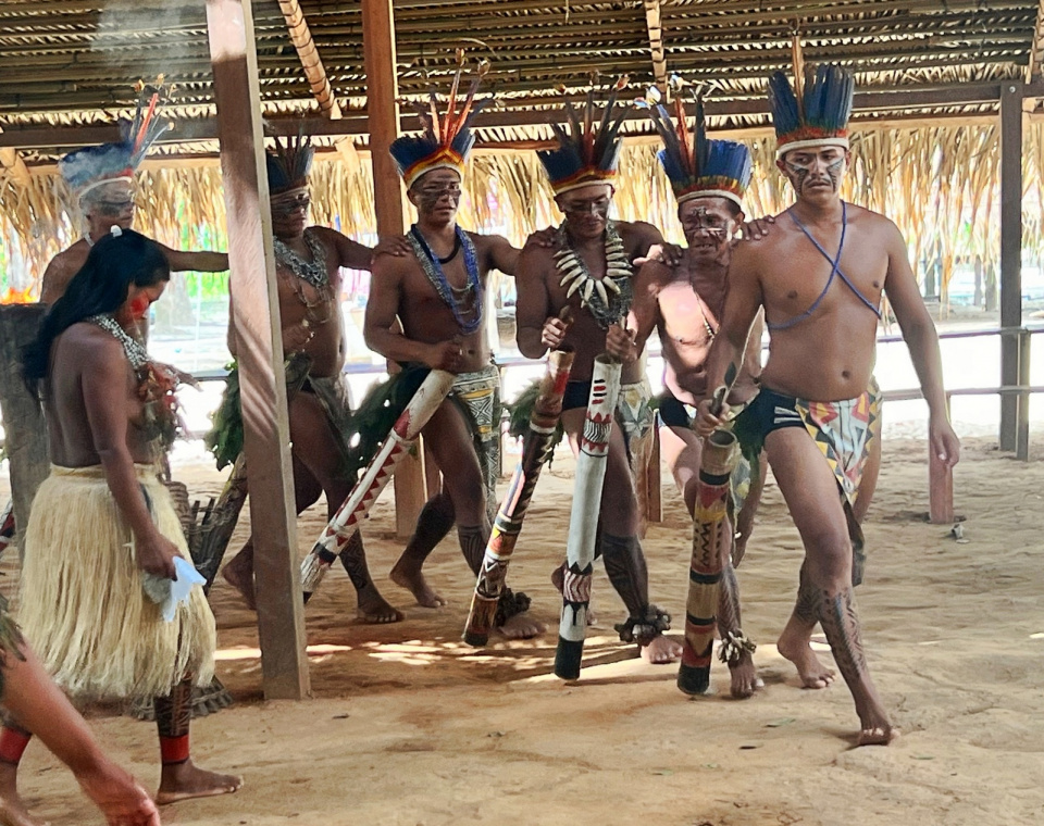 Grupa Indian w okolicy Manaus prezentuje tradycyjne stroje i zwyczaje [fot. Janusz Słodczyk]