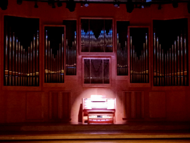 Kompozytor i wirtuoz gry na organach, Adam Tański swoim występem rozpoczął nowy cykl w Filharmonii Opolskiej pt. Organy w samo południe