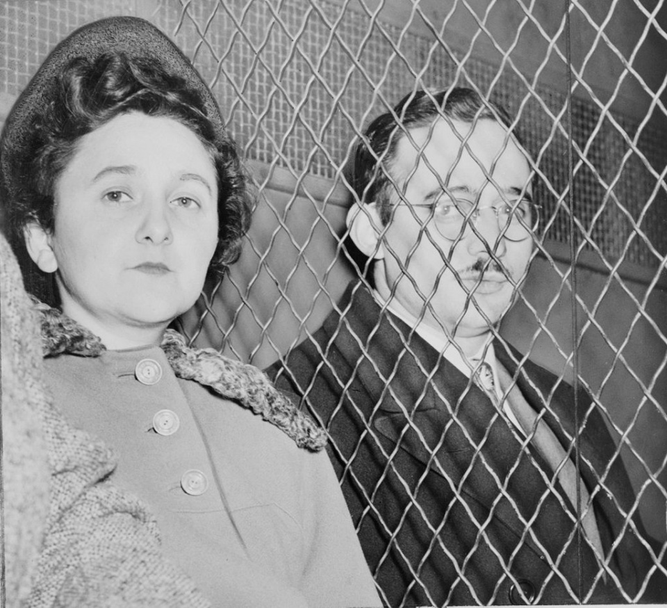 Ethel i Julius Rosenberg [Źródło: Roger Higgins, photographer from "New York World-Telegram and the Sun" - Library of Congress Prints and Photographs Division. New York World-Telegram and the Sun Newspaper Photograph Collection. http://hdl.loc.gov/loc.pnp