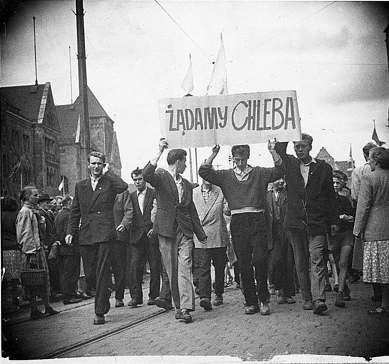 Manifestacja na ul. Armii Czerwonej (obecnie Święty Marcin). Od lewej: Stanisław Tomalak, Zbigniew Błaszyk i prawdopodobnie Kazimierz Kasprowski (a nie Janusz Kulas, jak przypisał to UBP)*.