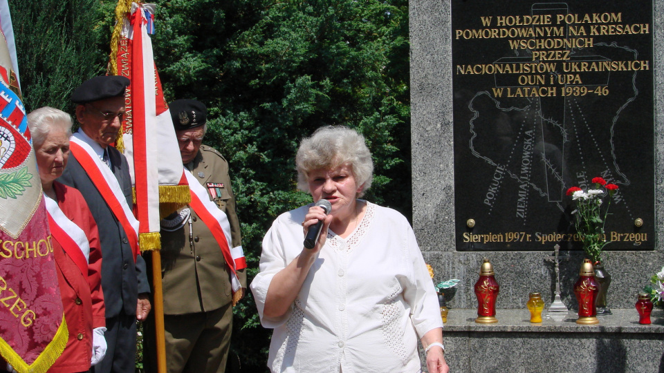 Alicja Zbyryt przemawia pod pomnikiem w Hołdzie pomordowanym na Kresach. Brzeg [fot. Wiktor Krzewicki]