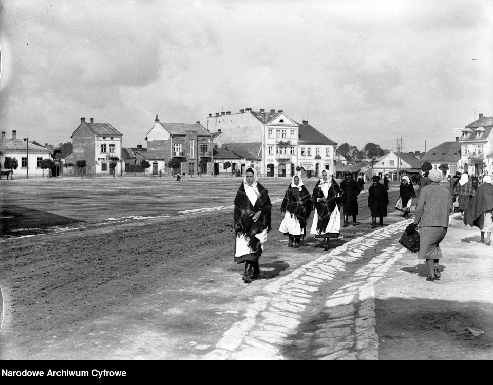 Gródek Jagielloński fragment rynku, po którym spacerują przechodnie, 1934r. [źródło: www.szukajwarchiwach.gov.pl]