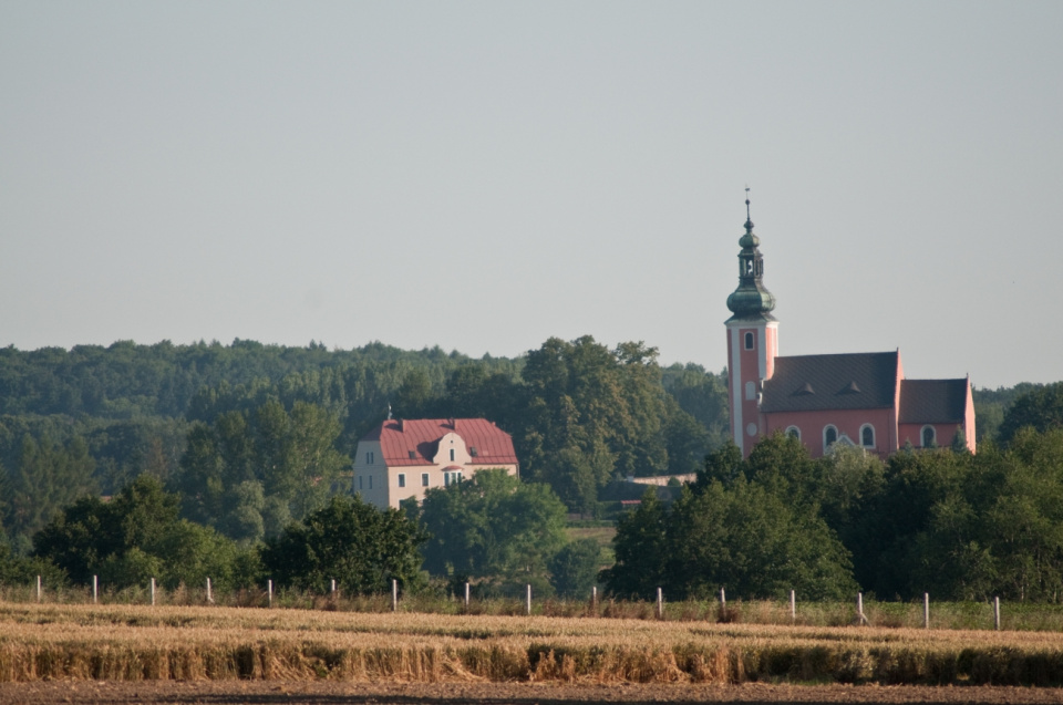 Klasztor benedyktyński w Biskupowie w powiecie nyskim. [fot. źródło: www.fundacja.benedyktyni.org/]
