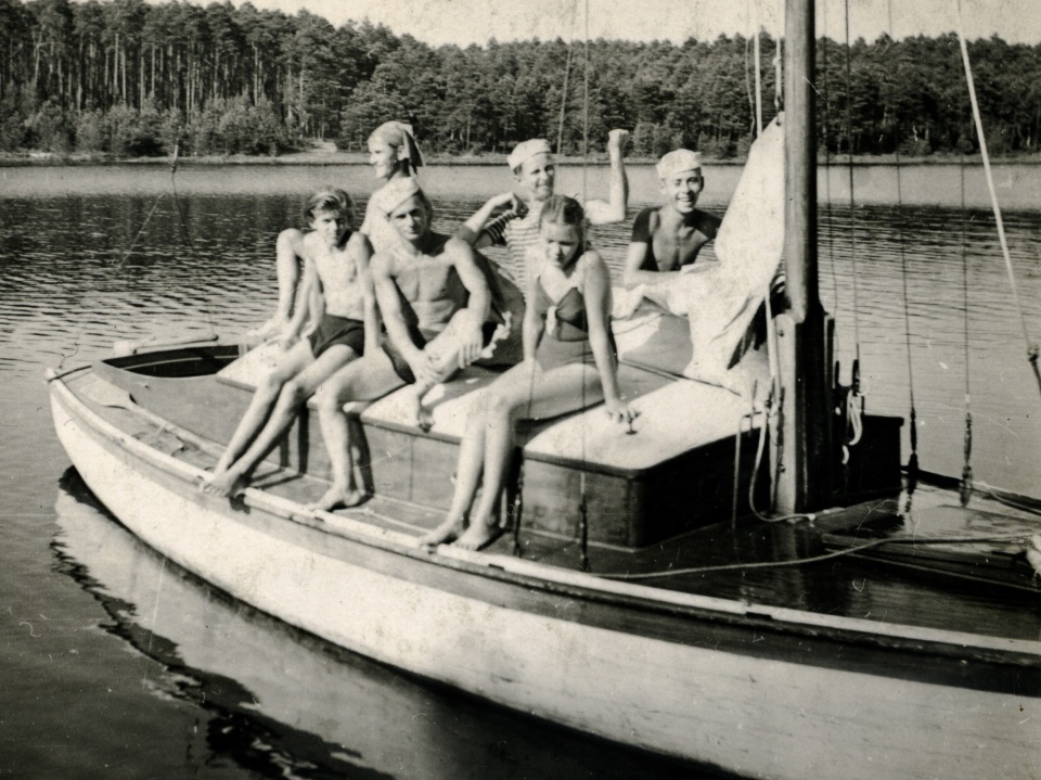 Jezioro Turawskie rok 1951. Na jachcie "Bryza" [fot. arch. J. Łańcuckiego]