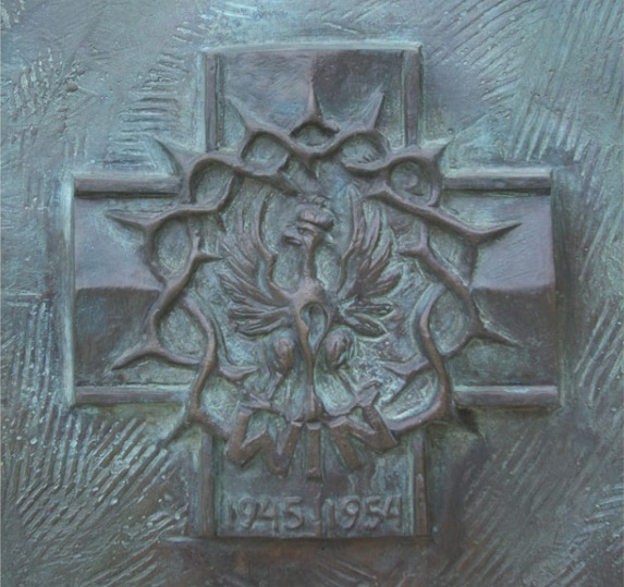 Krzyż zrzeszenia "Wolność i Niezawisłość" [fot. Lowdown, CC BY-SA 3.0, https://commons.wikimedia.org/w/index.php?curid=33377676]