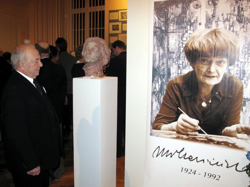 Józef Kamiński (mąż artystki) na wystawie Mieczysławy Kamińskiej w Muzeum w Nysie, 2013 r.