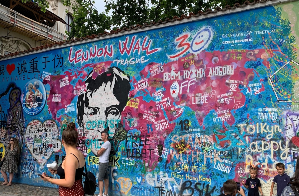 Ściana Johna Lennona w Pradze [fot. Paweł Konieczny]