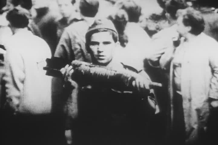 Sovětský voják s protitankovou municí [Autor: National Archives (archive.org) – https://archive.org/details/gov.archives.arc.1536420, Volné dílo, https://commons.wikimedia.org/w/index.php?curid=31502152]