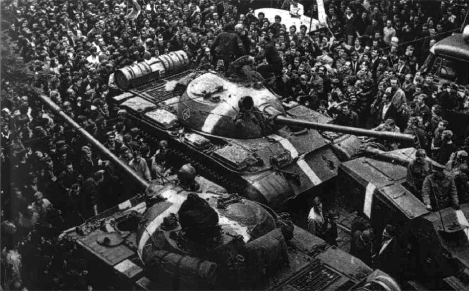 Tłum protestujących wokół sowieckich czołgów w pierwszych dniach inwazji [By Engramma.it - Engramma.it, n. 64, agosto 2008, CC BY-SA 3.0, https://commons.wikimedia.org/w/index.php?curid=18375507 ]