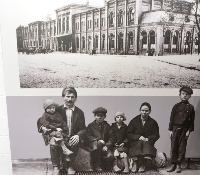 Przesiedleńcy po przyjeździe do Brzegu ukazani na wystawie "Kresy. Ocalone wspomnienia" [fot. Daniel Klimczak]