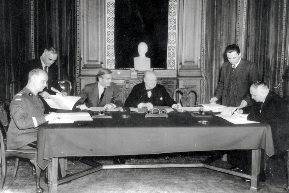 Podpisanie układu, Londyn, 30 lipca 1941. Od lewej: Władysław Sikorski, Anthony Eden, Winston Churchill i Iwan Majski [www.wikipedia.pl]