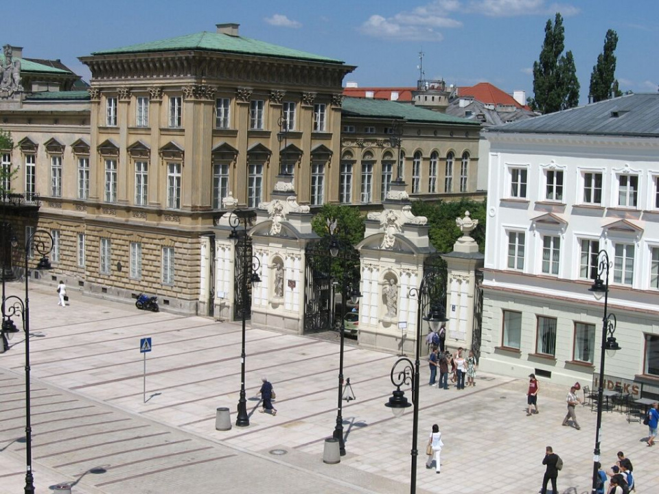 Brama Główna Uniwersytetu Warszawskiego [domena publiczna]