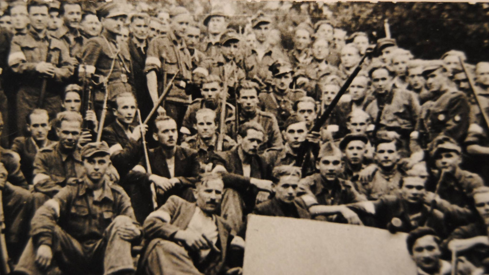 [Fot. Gerard Woźnica "Hardy" (w centrum w rogatywce) ze swoimi żołnierzami, lato 1944]