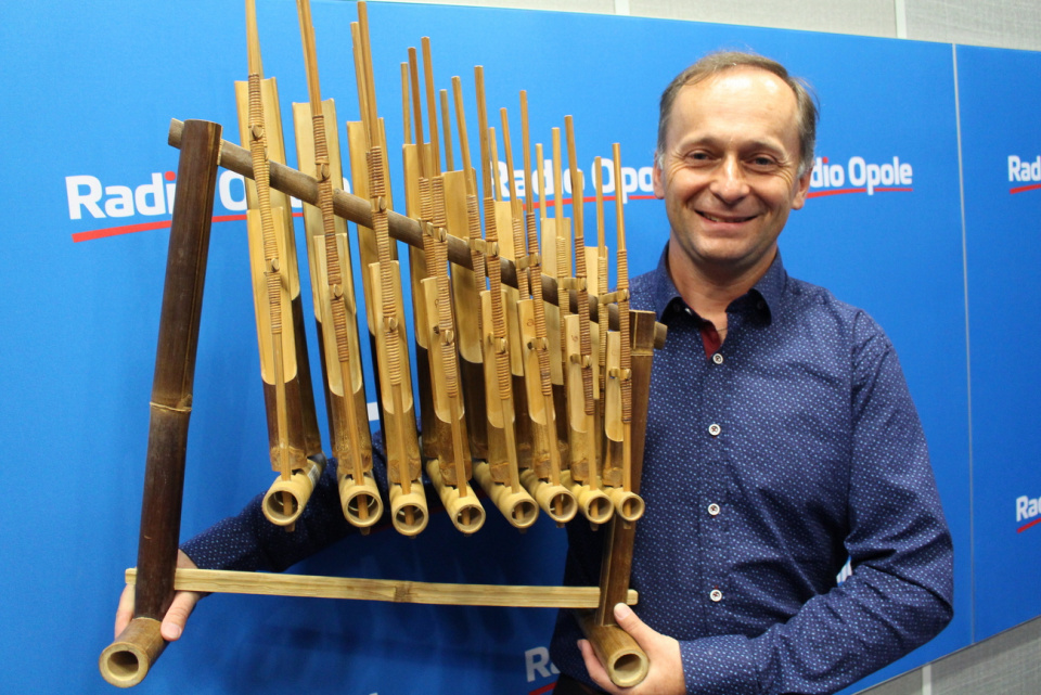 Dr Mariusz Pucia prezentujący Angklung czyli indonezyjski instrument muzyczny [fot. Krzysztof Dobrowolski]