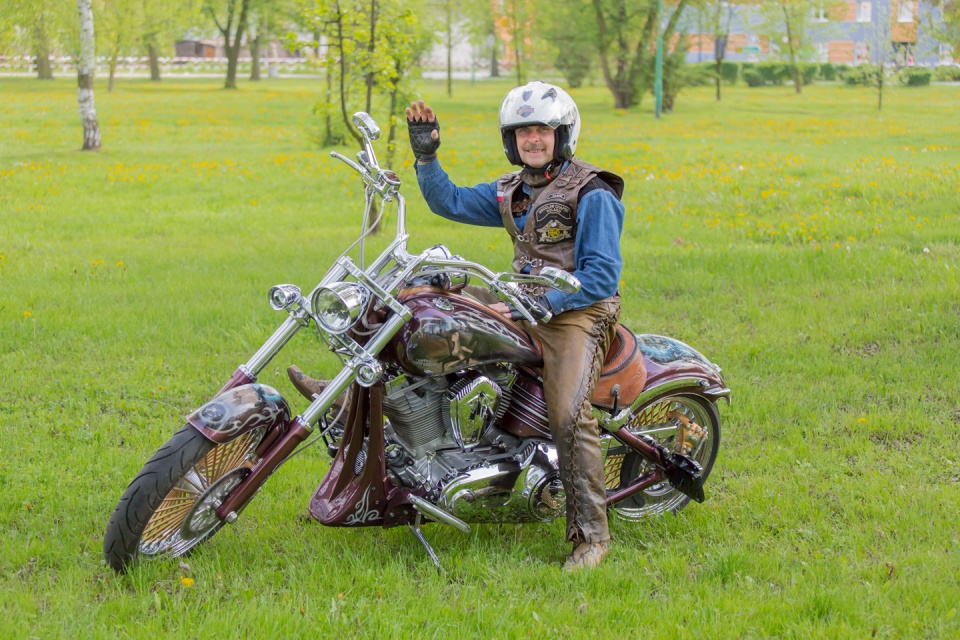 Mariusz Kanak na swoim Harleyu [fot. Mirosław Rzepka]
