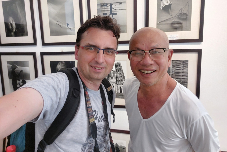 Rafał Mielnik z fotografem Long Thanhem w jego galerii w Nha Trang - Wietnam [fot. archiwum prywatne]