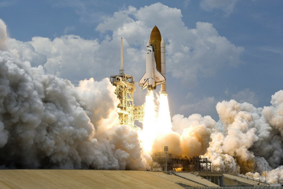 Uruchomienie rakiety kosmicznej [fot. Obraz WikiImages z Pixabay]