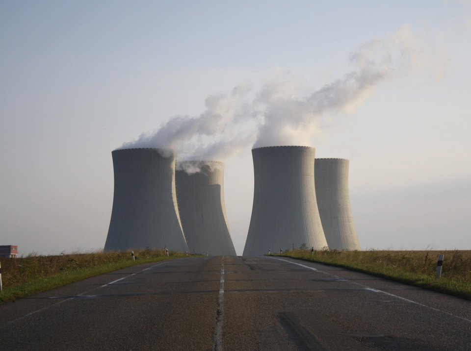 Elektrownia jądrowa [fot. Obraz mzter z Pixabay]