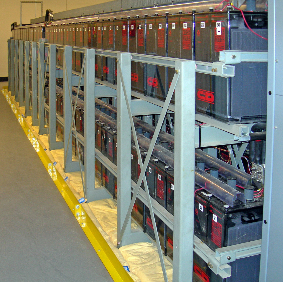 Zestaw akumulatorów działających jako zasilacz awaryjny dla centrum danych [fot. Jelson25, źródło: https://commons.wikimedia.org/wiki]