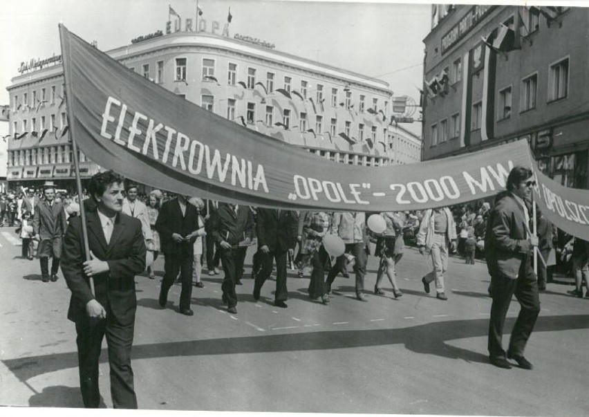 Pochód pierwszomajowy w Opolu w 1973 r. Fot. Jerzy Grzegorzewski (Trybuna Opolska)