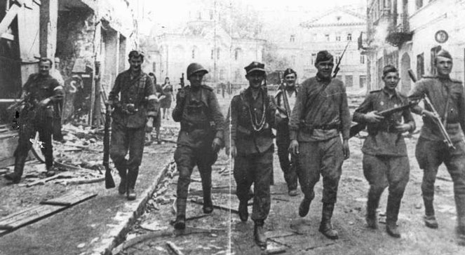 Żołnierze AK na ulicach Wilna w lipcu 1944. Foto: Wikipedia/domena publiczna