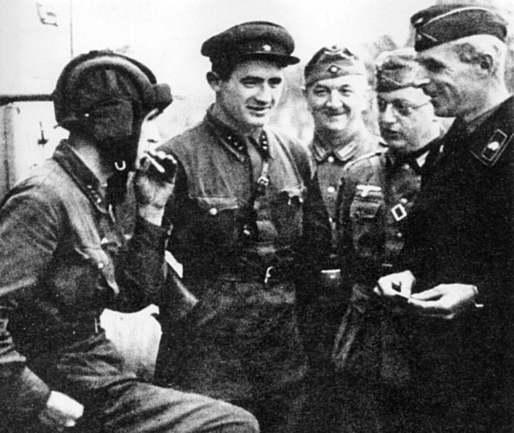 Spotkanie sowieckich i niemieckich żołnierzy gdzieś w Polsce. Wrzesień 1939. domena publiczna