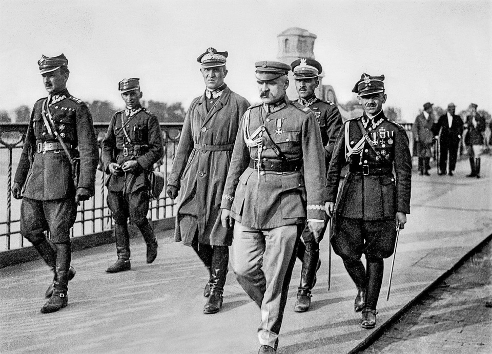 Józef Piłsudski przed spotkaniem z Prezydentem RP Stanisławem Wojciechowskim na moście Poniatowskiego w Warszawie.