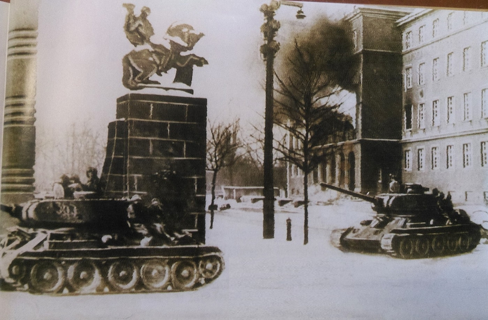 Sowieckie czołgi w Opolu - 24 stycznia 1945 r.