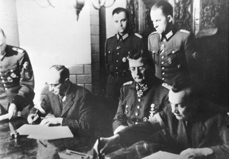Podpisanie „Układu o zaprzestaniu działań wojennych w Warszawie”. Ożarów Mazowiecki, noc z 2 na 3 października 1944 [www.wikipedia.pl]