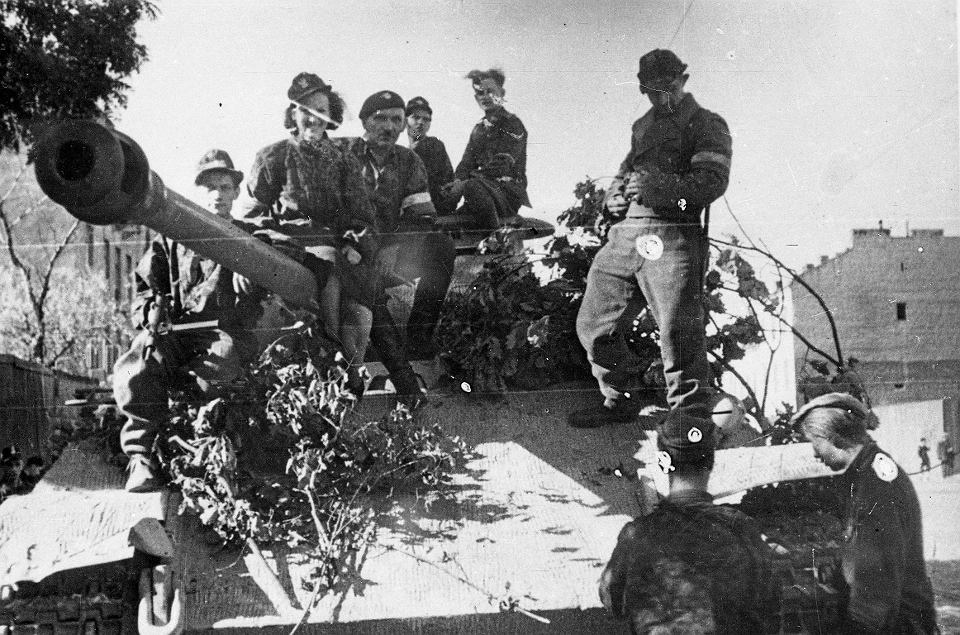 Żołnierze plutonu pancernego „Wacek” na zdobytym niemieckim czołgu „Panther”. [fot. domena publiczna]
