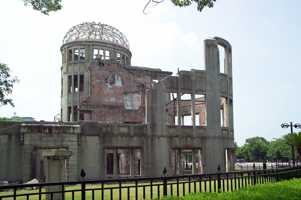 Pomnik Pokoju, upamiętniający zrzucenie bomb atomowych na Hiroszimę i Nagasaki; część Parku Pamięci Pokoju w Hiroszimie. Aktualnie. [www.wikipedia.pl]