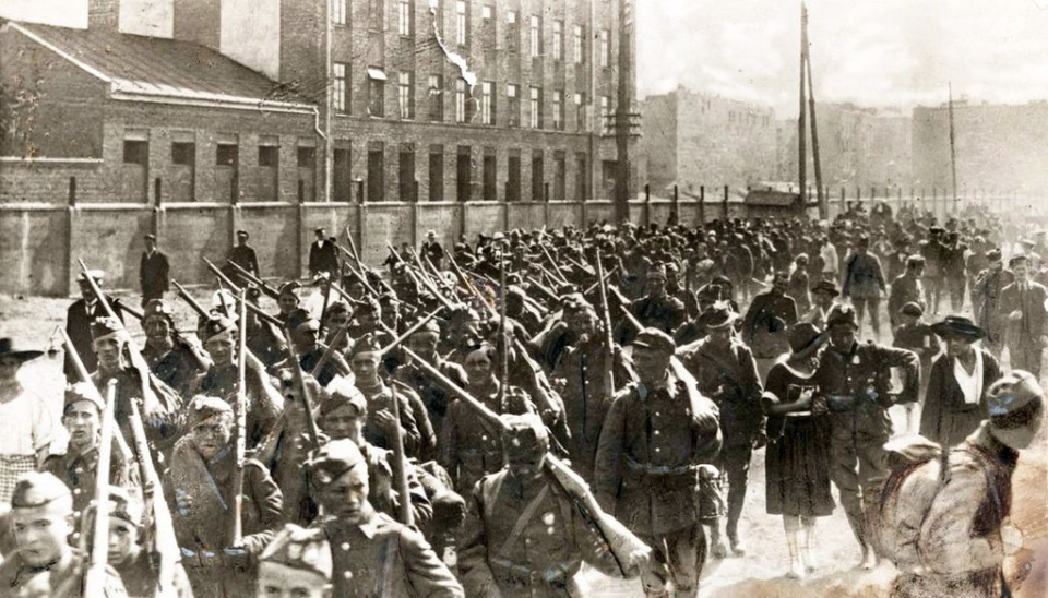 Piechota polska w marszu na front przed bitwą warszawską [fot.Centralne Archiwum Wojskowe]