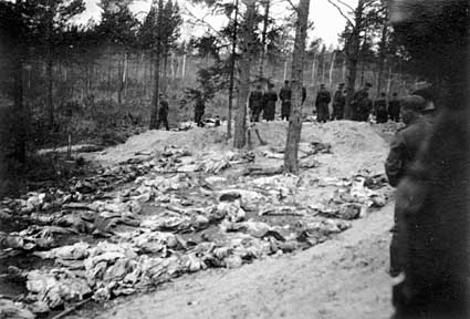 Masowy grób – ekshumacja, Katyń 1943 [fot. domena publiczna]