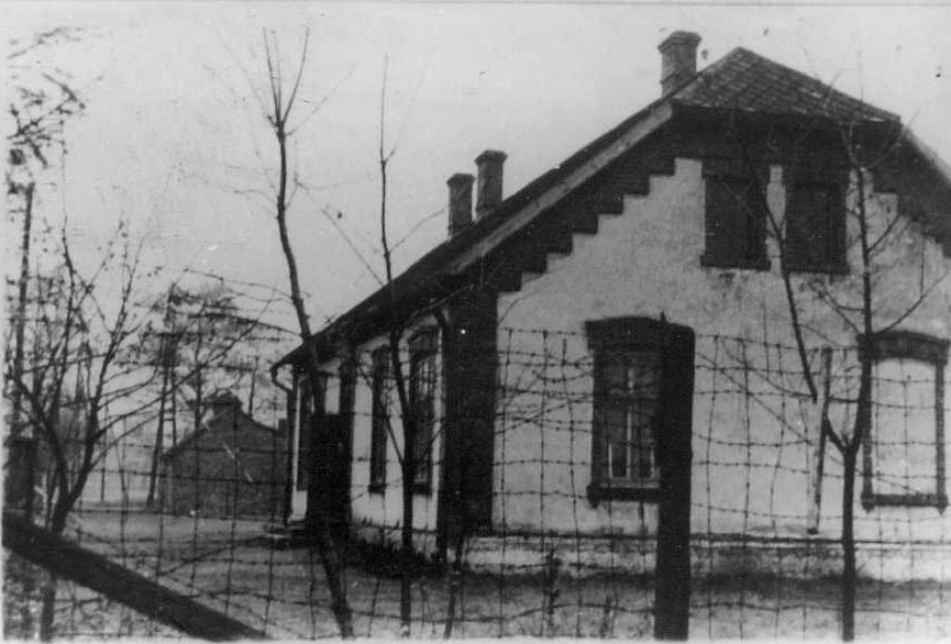 Budynek zamieszkiwany przez więźniarki funkcyjne i francuskie Żydówki, który był centrum masakry (zdjęcie powojenne) [www.wikipedia.pl]