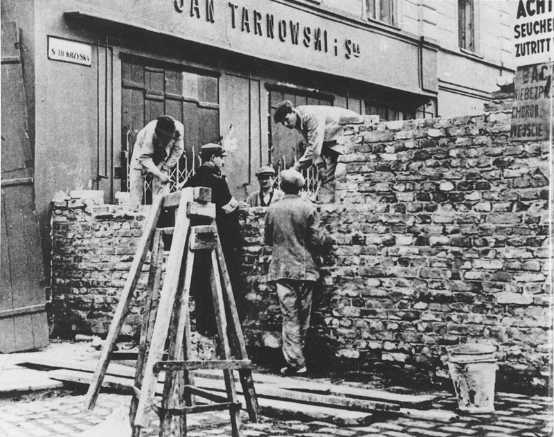 Budowa murów getta na ulicy Świętokrzyskiej (sierpień 1940) [fot. domena publiczna]