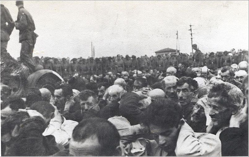 Białostoccy Żydzi podczas likwidacji getta. Zdjęcia wykonane przez niemieckiego żołnierza pomiędzy 15 a 20 sierpnia 1943 [fot. domena publiczna / wikipedia.p]