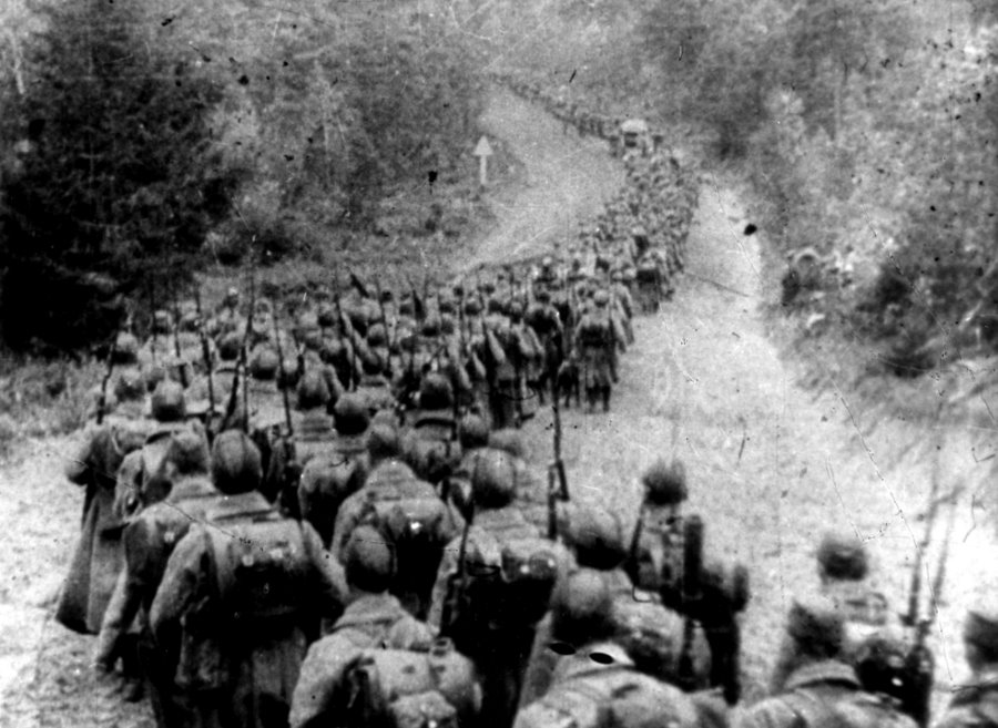 Kolumny piechoty sowieckiej wkraczające do Polski 17.09.1939 [fot. domena publiczna]