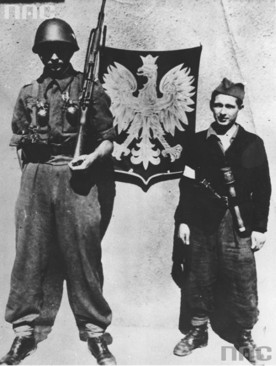 Żołnierze Armii Krajowej podczas Powstania Warszawskiego [fot. domena publiczna]