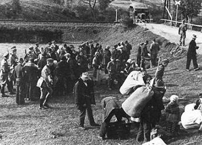 Polacy wysiedlani ze wsi Dolna Sól w 1940 w czasie Aktion Saybusch (pol. Akcja Żywiec) [fot. domena publiczna]