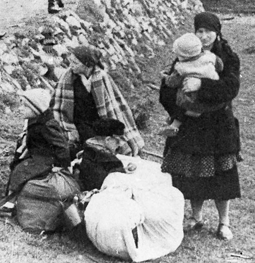 Kobiety z dziećmi czekające na transport podczas Action Saybusch, 24 września 1940 [fot. domena publiczna]