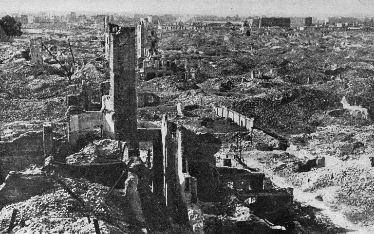 Zgliszcza pozostałe po likwidacji getta warszawskiego przez Niemców. Zdjęcie z 1945 roku. [fot. domena publiczna]