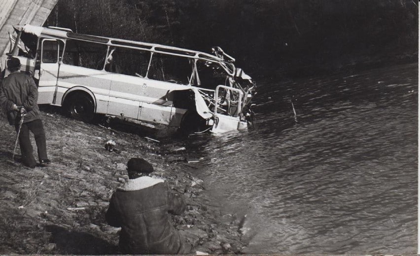 44 lata temu z mostu w Oczkowie spadły dwa autobusy [fot. https://transinfo.pl/]